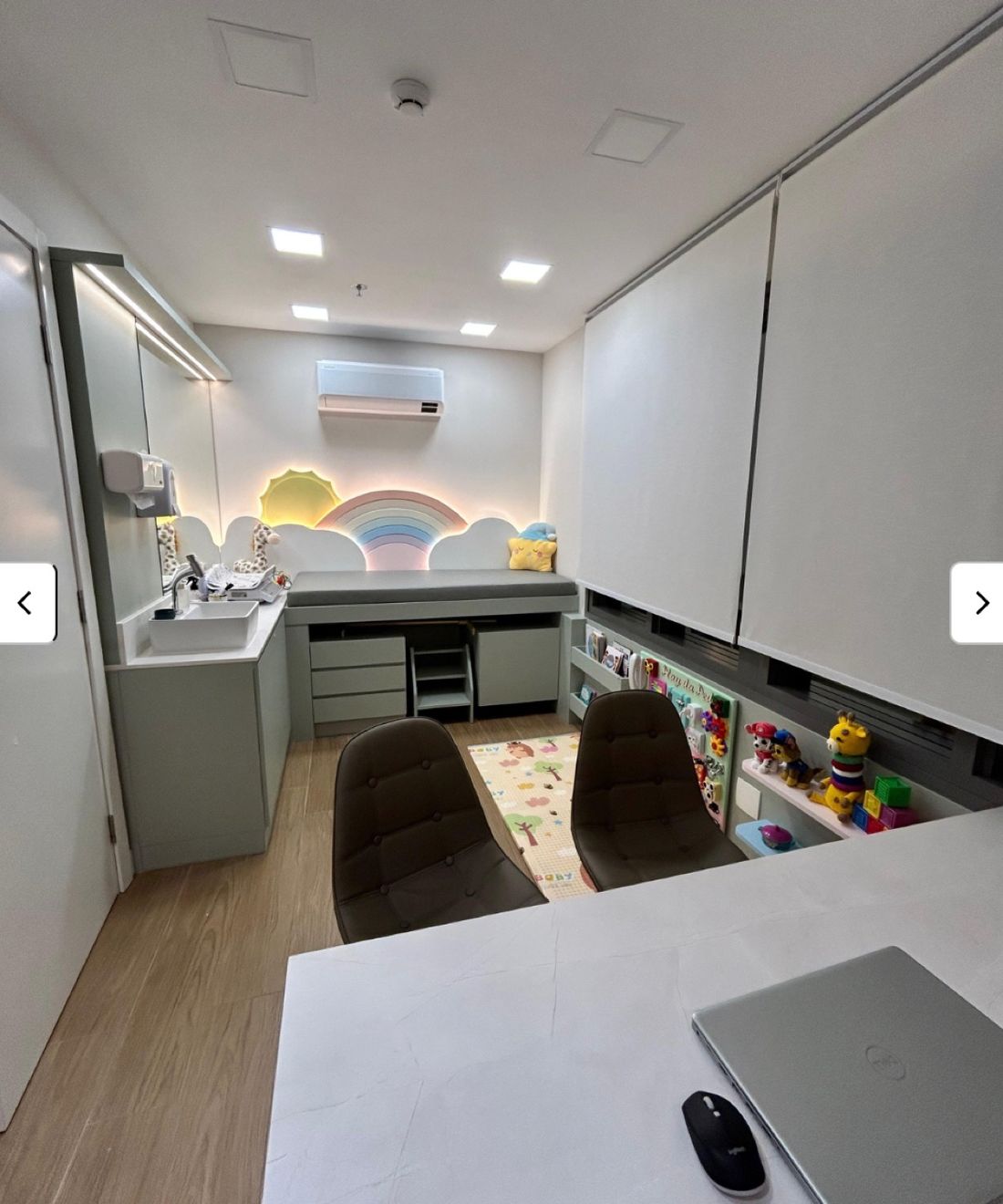 Sala de exame do consultório, ambiente acolhedor com decoração temática infantil