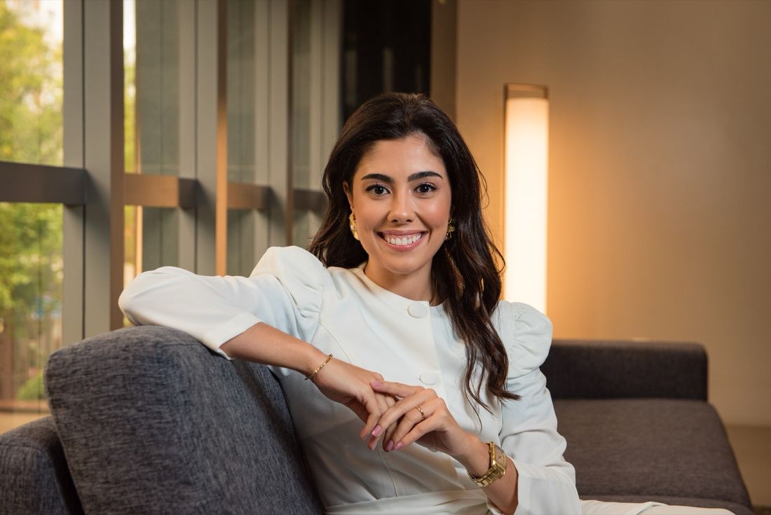 Retrato de confiança da Dra. Jaqueline Bordin, sorrindo em ambiente acolhedor